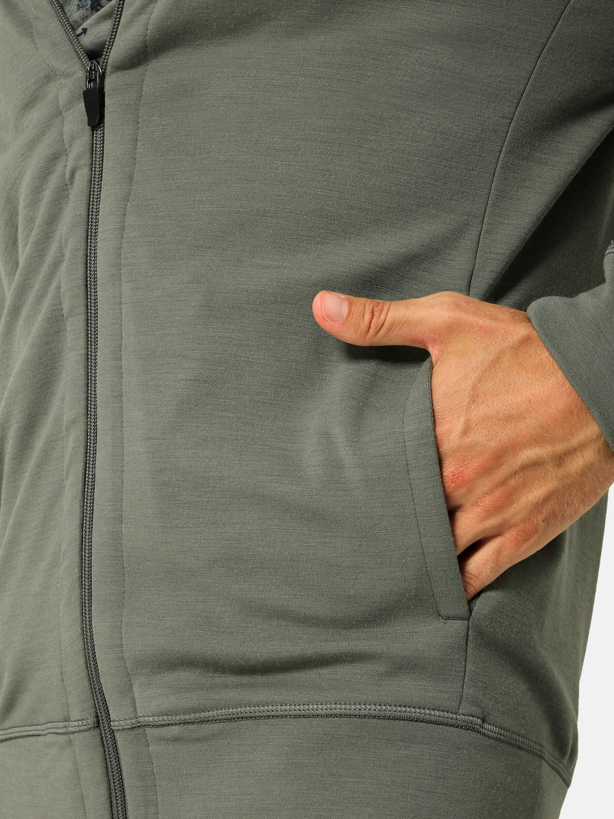 Miesten Everyday Hoodie -huppari, väri Eucalyptus – yksityiskohta mallin päällä