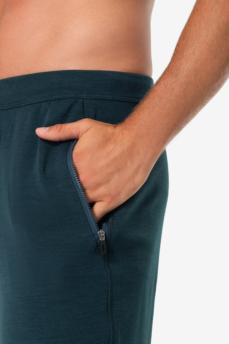 Miesten Everyday Sweatpants -housut, väri Blueberry – mallin päällä