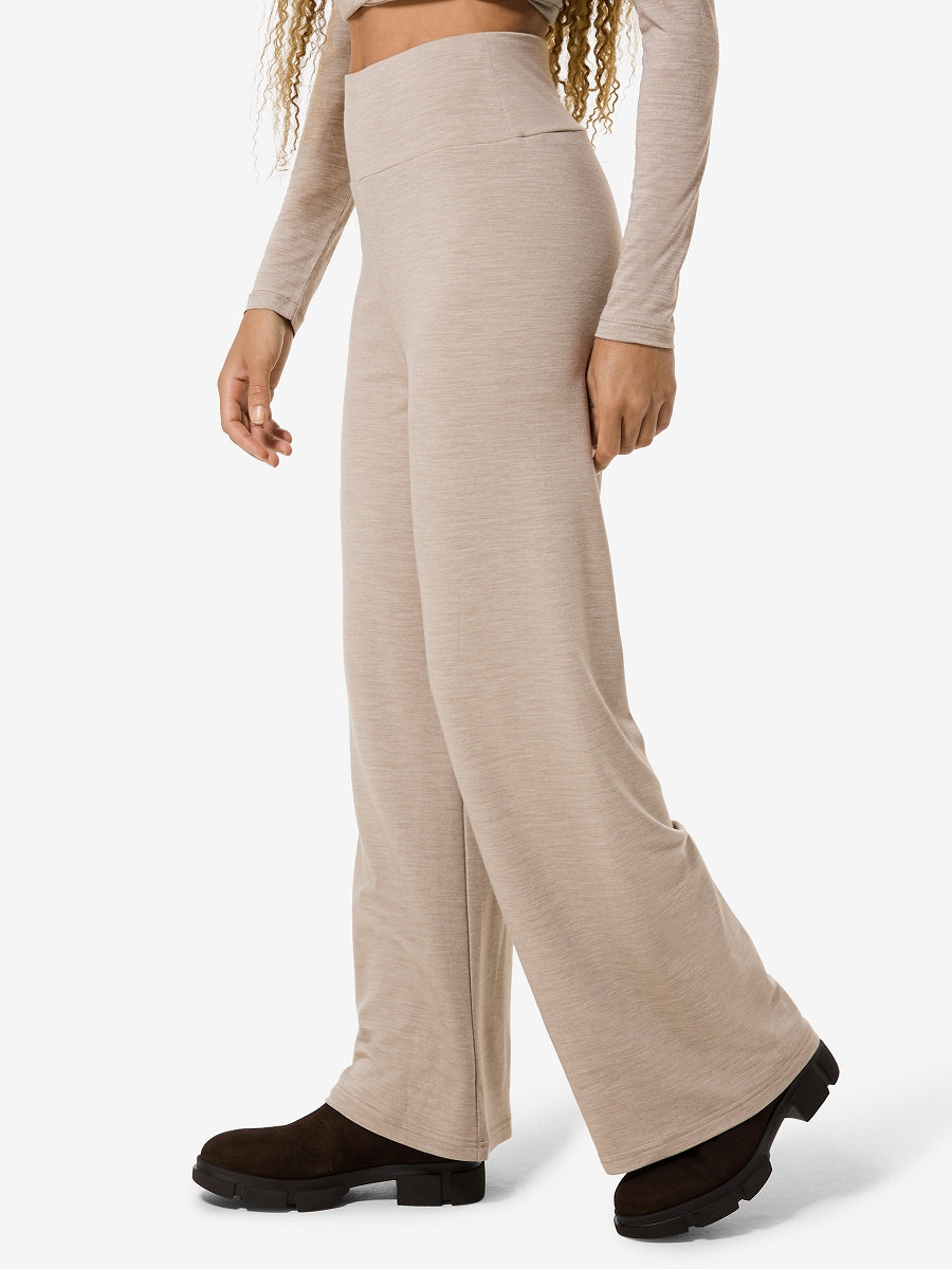 Naisten Comfy Culotte -housut, väri Vintage Khaki Melange – mallin päällä