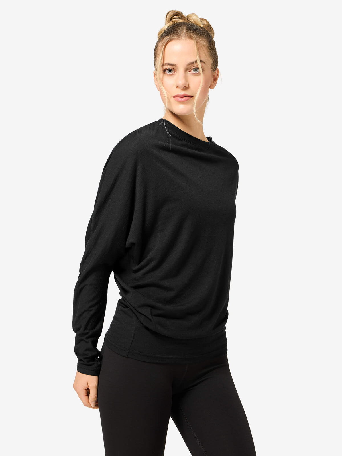 W YOGA LOOSE LS – mallin päällä