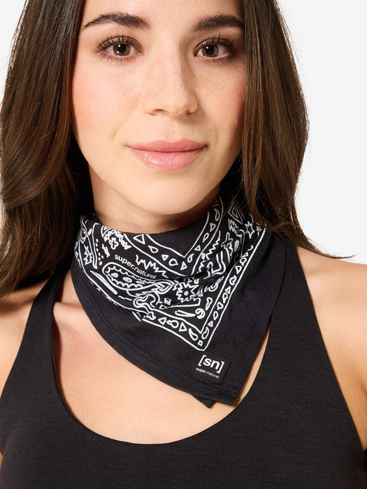 PATTERN BANDANA – mallin päällä