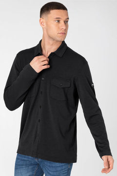 Miesten Adventure Shirt -paita, väri Jet Black – mallin päällä