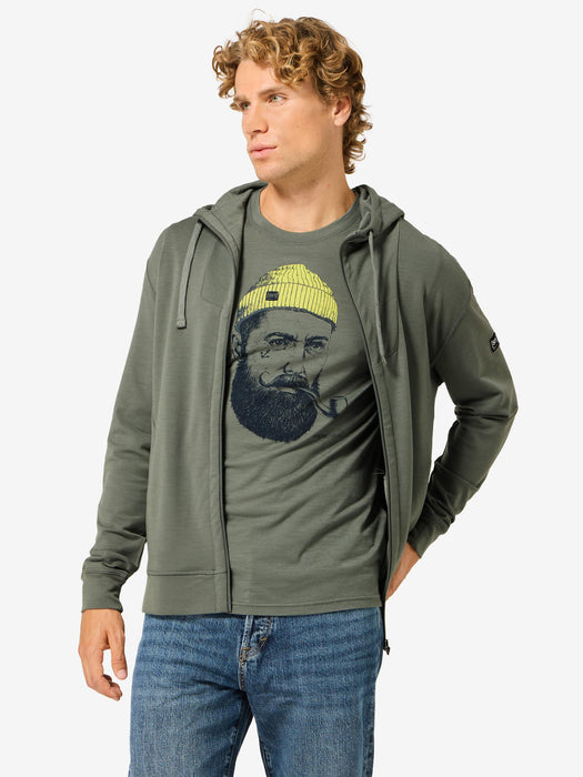 Miesten Everyday Hoodie -huppari, väri Eucalyptus – mallin päällä
