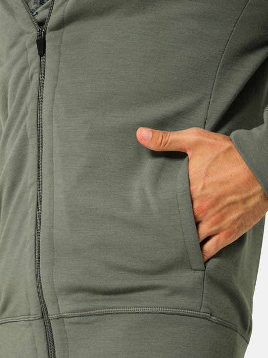 Miesten Everyday Hoodie -huppari, väri Eucalyptus – yksityiskohta mallin päällä