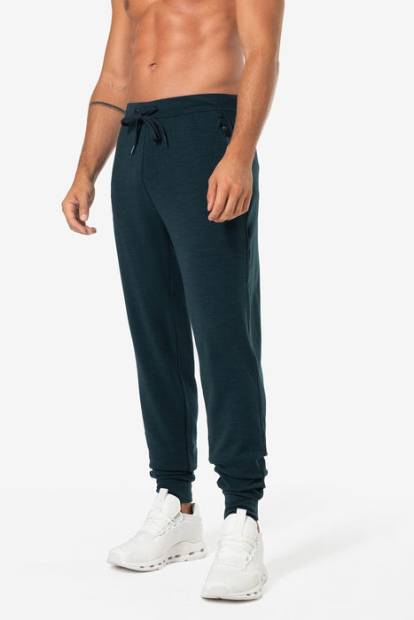 Miesten Everyday Sweatpants -housut, väri Blueberry – mallin päällä