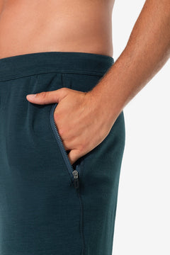 Miesten Everyday Sweatpants -housut, väri Blueberry – mallin päällä