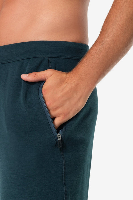 Miesten Everyday Sweatpants -housut, väri Blueberry – mallin päällä