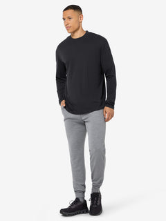 Miesten Casual Rib Bio -merinopaita, väri Jet Black – mallin päällä