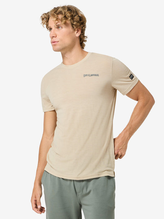 M PEAK LOVERS TEE – mallin päällä