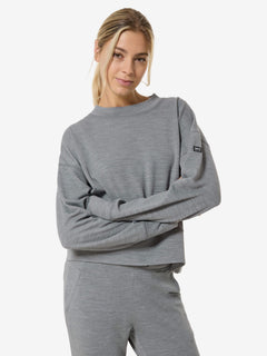 Naisten Krissini Sweater -paita, väri Cashmere Grey Melange – mallin päällä