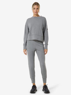 Naisten Krissini Sweater -paita, väri Cashmere Grey Melange – yksityiskohta mallin päällä