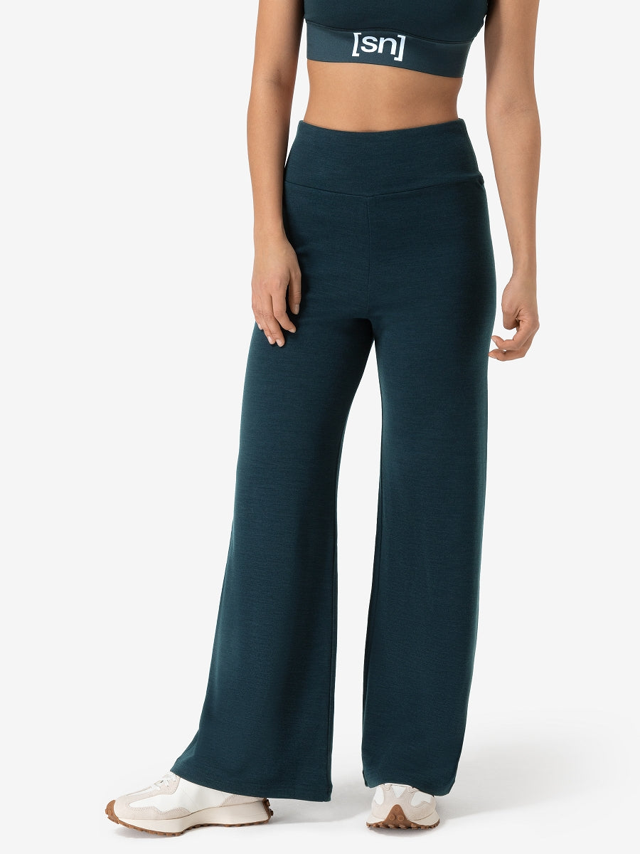 Naisten Comfy Culotte -housut, väri Blueberry – yksityiskohta mallin päällä