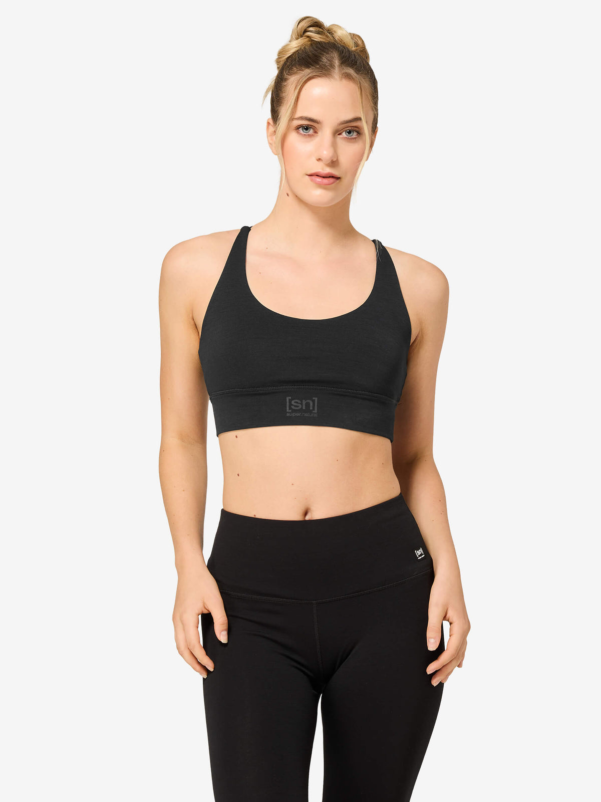 Naisten All Day Super Top -merinotoppi, väri Jet Black – mallin päällä