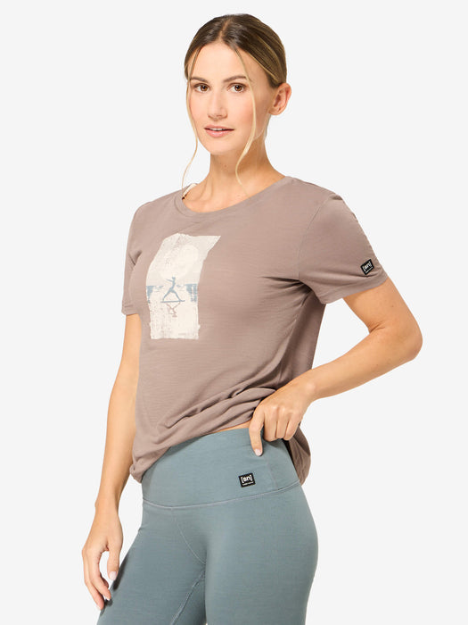 W SUN SALUTATION TEE – mallin päällä