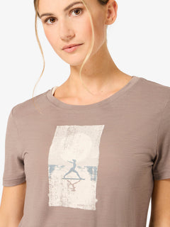 W SUN SALUTATION TEE – yksityiskohta