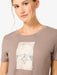 W SUN SALUTATION TEE – yksityiskohta