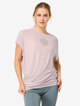 W ORNAMENTAL LOOSE TEE – mallin päällä