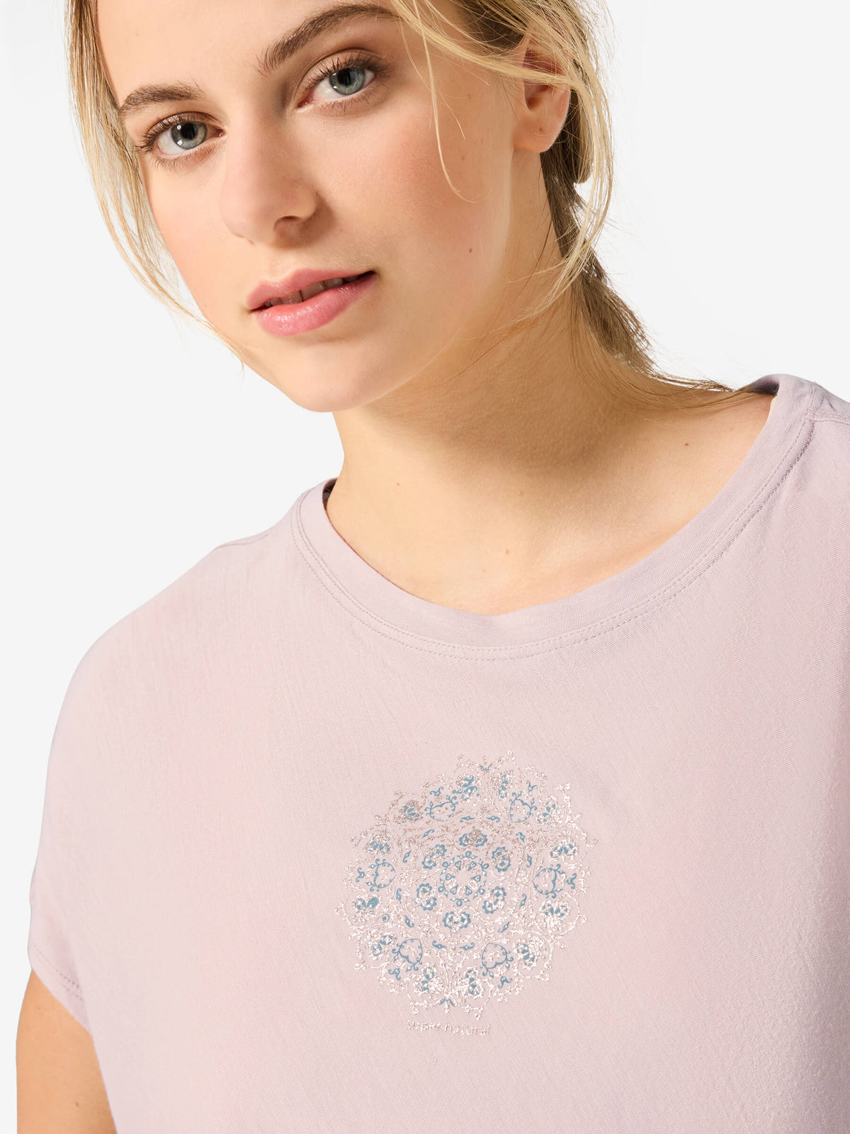 W ORNAMENTAL LOOSE TEE – yksityiskohta